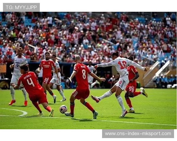 拜仁多点推进打得极具压迫感：现代足球的战术革命