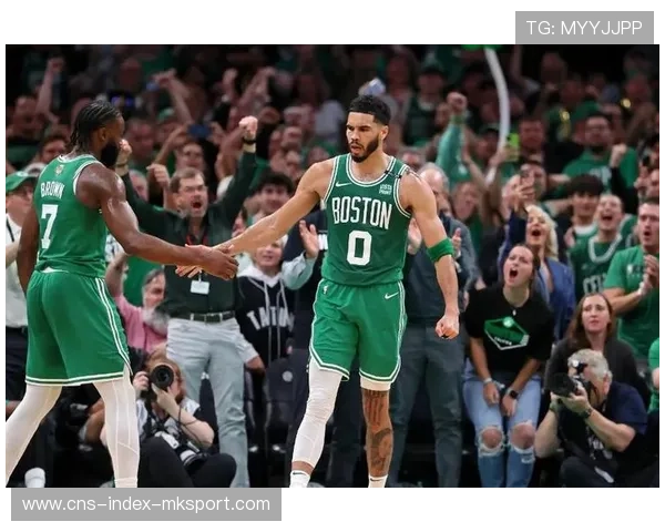 凯尔特人外线补防成功迫使对方犯错